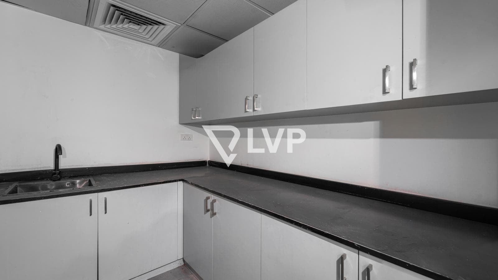 Prime Location | Road View | Ideal Workspace — photo 6